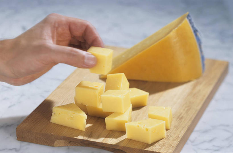 奶酪,西方人,手,一个人,横图,俯视,室内,特写,白天,餐桌,桌子,欧洲,欧洲人,仅一个女性,仅一个人,一堆,一块,许多,切开,握,阴影,堆叠,堆积,反射,木制,影子,干酪,起司,案板,芝士,很多,营养,拿,拿着,砧板,黄色,木制品,切,仅一个中年女性,手部,乳酪,握着,餐台,堆,单手,乳制品,发酵,剖面,切面,女人,女性,中年女性,白种人,半身,彩图,高角度拍摄