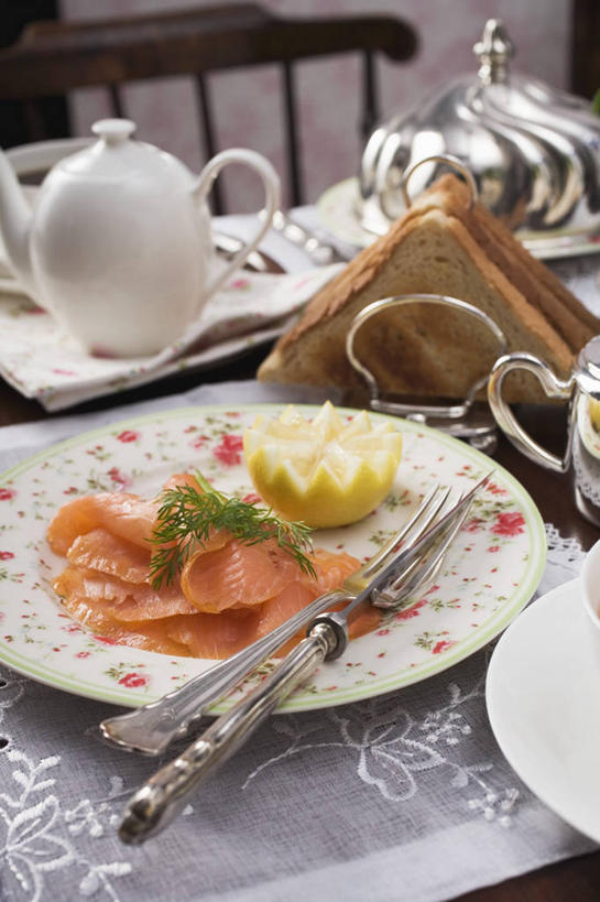 点心,面包,三文鱼,无人,竖图,俯视,室内,特写,白天,餐桌,桌子,鲑鱼,餐具,许多,阴影,反射,叉子,刀叉,刀子,碟子,壶,盘,影子,肉,鱼肉,食品,面点,很多,肉类,水壶,食物,糕点,盘子,茶壶,容器,碟,餐台,大马哈鱼,餐刀,肉食,餐叉,撒蒙鱼,萨门鱼,冰海之皇,鲑,马哈鱼,麻哈鱼,大麻哈鱼,进餐用具,彩图,高角度拍摄