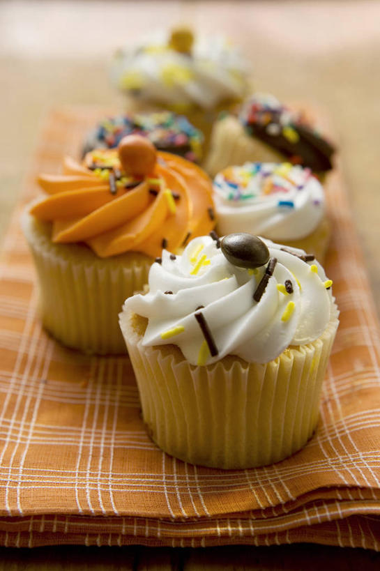 点心,无人,竖图,俯视,室内,特写,白天,下午茶,餐桌,桌子,一排,许多,阴影,朦胧,模糊,整齐,反射,影子,食品,甜点,甜品,很多,松饼,食物,糕点,排列,甜食,奶油,餐台,纸托,乳制品,队列,激凌,克林姆,淇淋,玛芬蛋糕,蛋糕托,蛋糕托纸,蛋糕纸托,彩图,高角度拍摄