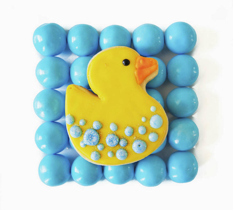 无人,横图,俯视,室内,特写,白天,白色背景,游戏,餐桌,桌子,玩具,阴影,反射,鸭子,影子,食品,糖,糖果,甜点,甜品,软糖,玩,娱乐,食物,黄色,甜食,休闲,橡胶,益智,摄影,影棚,餐台,活动,发泄,消遣,智力,橡胶制品,宣泄,橡胶小鸭,橡皮小鸭,玩耍,嬉戏,彩图,高角度拍摄,影棚拍摄,拍摄