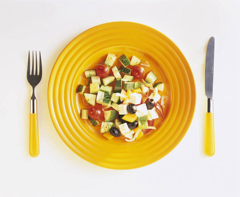 奶酪,无人,横图,俯视,室内,特写,白天,白色背景,餐桌,桌子,橄榄,蔬菜,餐具,水果,一堆,一排,阴影,堆叠,堆积,新鲜,整齐,反射,叉子,刀叉,刀子,碟子,盘,影子,生食,蔬菜沙拉,干酪,起司,沙拉,食品,芝士,营养,色拉,沙律,食物,排列,三个,黄色,盘子,碟,乳酪,摄影,有机食品,绿色食品,影棚,餐台,色拉酱,堆,乳制品,队列,餐刀,千岛酱,发酵,餐叉,进餐用具,青果,白榄,彩图,高角度拍摄,影棚拍摄,拍摄