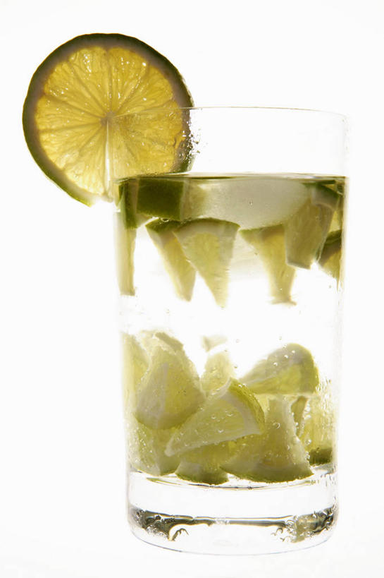 无人,竖图,室内,特写,白天,白色背景,正面,水,餐桌,桌子,猕猴桃,杯子,水果,切开,阴影,新鲜,反射,液体,影子,冰,生食,冰块,食品,果实,一杯,饮用水,冷冻,玻璃制品,食物,一个,水杯,矿泉水,切,寒冷,摄影,有机食品,绿色食品,影棚,冷藏,单个,餐台,冰冷,剖面,蒸馏水,切面,酸橙,保鲜,代代,玻璃杯,奇异果,猕猴梨,橙子,橙,彩图,影棚拍摄,拍摄