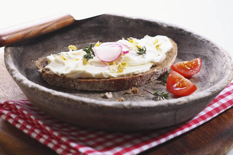 点心,面包,奶酪,无人,横图,俯视,室内,特写,白天,烹饪,西餐,餐桌,桌子,萝卜,胡萝卜,蔬菜,西红柿,阴影,新鲜,反射,影子,陶瓷,豆芽,干酪,起司,三明治,料理,食品,面点,陶瓷制品,芝士,营养,菜肴,美食,食物,糕点,一个,餐巾,容器,碗,快餐,乳酪,西式,佳肴,有机食品,绿色食品,单个,餐台,储藏,乳制品,储存,豆芽菜,发酵,西式快餐,三文治,芽苗菜,保洁方巾,口布,红萝卜,甘荀,番茄,彩图,高角度拍摄,贮存