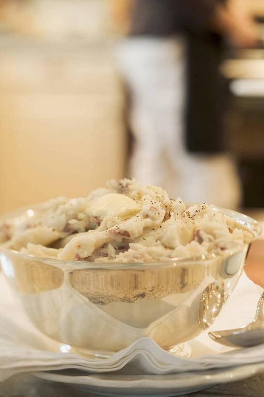 无人,竖图,俯视,室内,特写,白天,烹饪,西餐,餐桌,桌子,蔬菜,土豆,阴影,朦胧,模糊,新鲜,反射,影子,陶瓷,黄油,料理,食品,陶瓷制品,土豆泥,菜肴,美食,食物,一个,容器,碗,西式,佳肴,有机食品,绿色食品,单个,餐台,储藏,乳制品,储存,白脱油,馍馍蛋,乳脂,马铃薯泥,薯蓉,洋芋,山药蛋,马铃薯,彩图,高角度拍摄,贮存