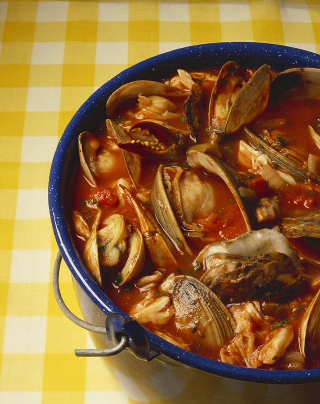 海鲜,无人,竖图,俯视,室内,特写,白天,餐桌,桌子,蔬菜,西红柿,贝壳,一堆,许多,阴影,堆叠,堆积,新鲜,反射,影子,陶瓷,食品,陶瓷制品,很多,水产,海洋生物,食物,一个,容器,碗,有机食品,绿色食品,单个,餐台,储藏,堆,储存,水生动物,海产品,贻贝,水生物,海底动物,海虹,淡菜,壳菜,青口,番茄,彩图,高角度拍摄,贮存