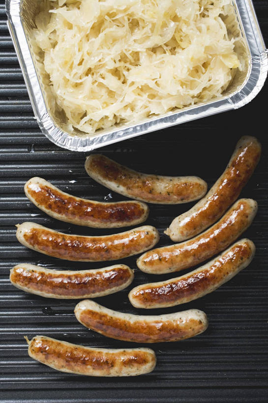 无人,竖图,俯视,室内,特写,白天,餐桌,桌子,蔬菜,椰菜,卷心菜,餐具,金属制品,阴影,新鲜,反射,金属,碟子,烤盘,盘,影子,肉,香肠,食品,腊肠,猪肉,肉类,食物,盘子,碟,甘蓝,有机食品,绿色食品,餐台,肉食,豚肉,结球甘蓝,甘兰,包心菜,彩图,高角度拍摄