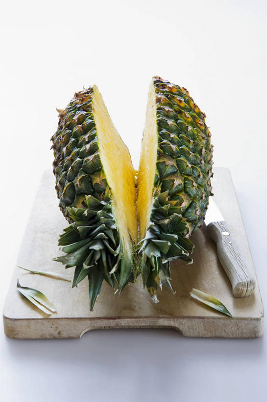 无人,竖图,俯视,室内,特写,白天,白色背景,餐桌,桌子,菠萝,水果,金属制品,一把,切开,阴影,新鲜,反射,金属,木制,工具,影子,生食,食品,果实,案板,刀具,一颗,砧板,食物,一个,黄色,绿色,木制品,刀,切,摄影,有机食品,绿色食品,影棚,单个,餐台,水果刀,剖面,切面,凤梨,彩图,高角度拍摄,影棚拍摄,拍摄