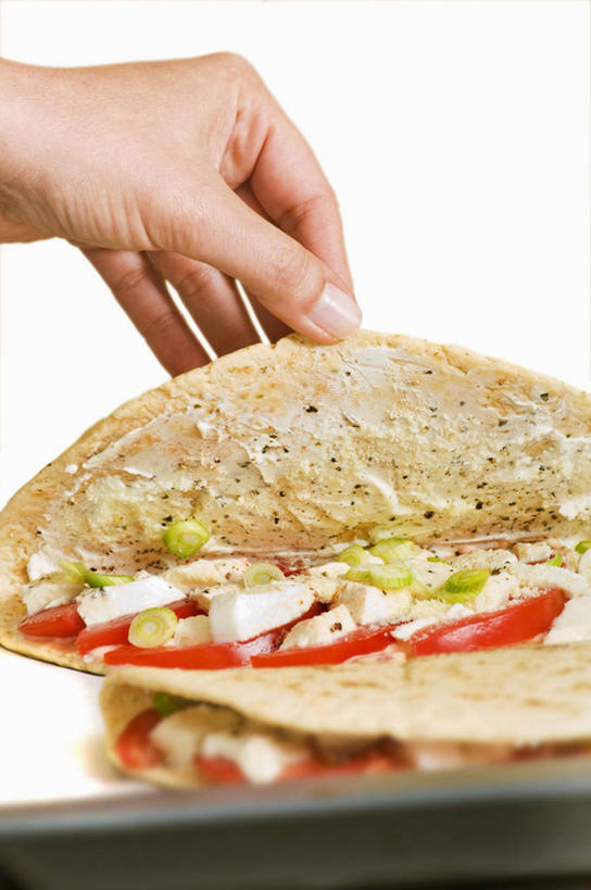 西方人,手,一个人,竖图,室内,特写,白天,白色背景,正面,烹饪,西餐,餐桌,桌子,蔬菜,欧洲,欧洲人,仅一个男性,仅一个人,握,阴影,新鲜,反射,影子,料理,食品,披萨,匹萨,折叠,菜肴,美食,食物,仅一个年轻男性,快餐,手部,西式,握着,摄影,佳肴,有机食品,绿色食品,影棚,餐台,单手,比萨,西式快餐,垃圾食品,意大利薄饼,男人,男性,年轻男性,白种人,半身,彩图,影棚拍摄,拍摄