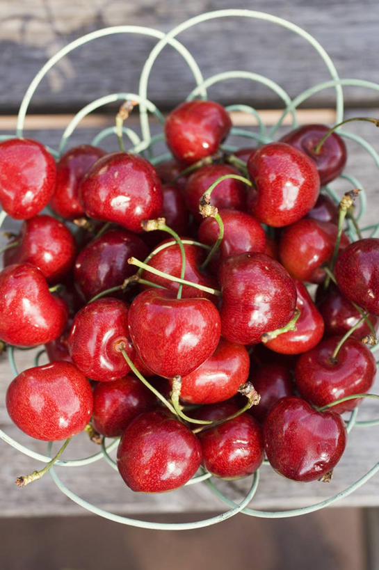 无人,竖图,俯视,室内,特写,白天,餐桌,桌子,樱桃,水果,一堆,许多,阴影,堆叠,堆积,新鲜,反射,木制,影子,生食,食品,果实,食物,红色,木制品,容器,有机食品,绿色食品,餐台,储藏,堆,储存,樱珠,莺桃,英桃,楔桃,牛桃,荆桃,彩图,高角度拍摄,贮存