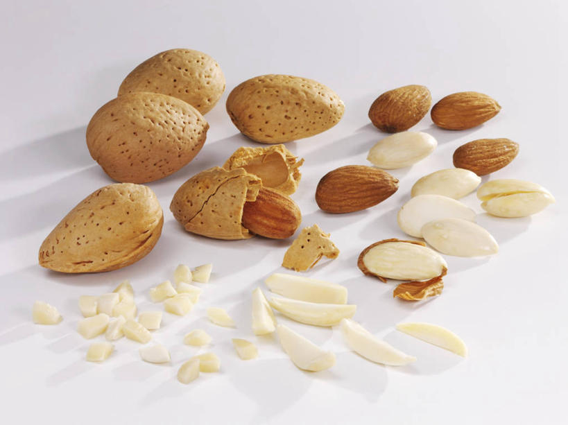 无人,横图,俯视,室内,特写,白天,白色背景,餐桌,桌子,杏仁,许多,阴影,反射,影子,排列,剥皮,摄影,影棚,餐台,摆列,杏子,杏梅仁,杏核仁,木落子,苦杏仁,彩图,高角度拍摄,影棚拍摄,拍摄,布列,分列