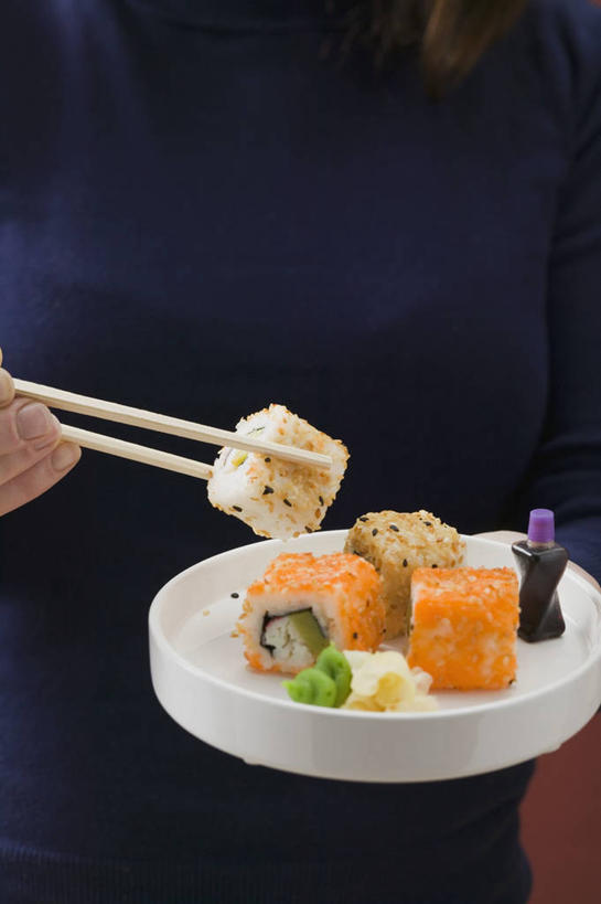 米饭,三文鱼,寿司,芥末,西方人,手,一个人,竖图,俯视,室内,特写,白天,烹饪,筷子,鲑鱼,餐具,欧洲,欧洲人,仅一个年轻女性,仅一个女性,仅一个人,一双,握,阴影,服装,反射,碟子,盘,影子,肉,鱼肉,日本料理,料理,食品,饭,休闲装,文化,传统,菜肴,美食,肉类,食物,衣服,盘子,碟,日式料理,休闲,日式,手部,休闲服,握着,服饰,佳肴,单手,礼节,大马哈鱼,五谷,醋饭,礼仪,肉食,山葵,撒蒙鱼,萨门鱼,冰海之皇,鲑,泽山葵,溪山葵,马哈鱼,麻哈鱼,大麻哈鱼,芥子末,山嵛菜,芥辣粉,哇沙比,辣根,四喜饭,年轻女性,女人,女性,白种人,进餐用具,半身,彩图,高角度拍摄