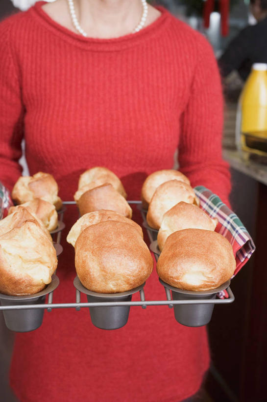 点心,面包,西方人,一个人,站,捧,竖图,室内,白天,正面,毛衣,餐具,欧洲,圣诞节,欧洲人,仅一个年轻女性,仅一个女性,仅一个人,一排,许多,阴影,节日,庆祝,整齐,反射,碟子,盘,影子,食品,面点,文化,食物,糕点,排列,红色,盘子,碟,站着,庆典,纪念,队列,线衫,小圆面包,年轻女性,女人,女性,白种人,端,端着,捧着,手捧,站立,半身,彩图,绒衣,套衫,套头毛衣,线衣