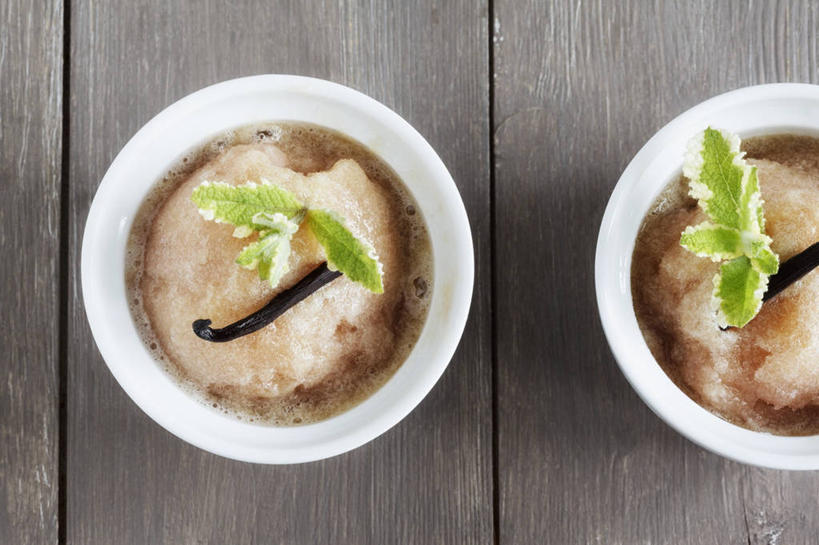 无人,横图,俯视,室内,特写,白天,植物,餐桌,桌子,阴影,反射,木制,影子,陶瓷,调味,香料,佐料,薄荷,冰激凌,草药,药草,银丹草,陶瓷制品,肉桂,清凉,中药,两个,白色,木制品,容器,碗,冷饮,舒服,冰淇淋,餐台,储藏,解暑,配料,储存,解渴,药材,中草药,雪糕,桂皮,大黄,舒爽,中药材,本草,作料,官桂,牡桂,筒桂,香桂,玉桂,冰糕,消暑,斑叶凤梨薄荷,夜息香,川军,蜀大黄,熟大黄,彩图,高角度拍摄,凤梨薄荷,贮存