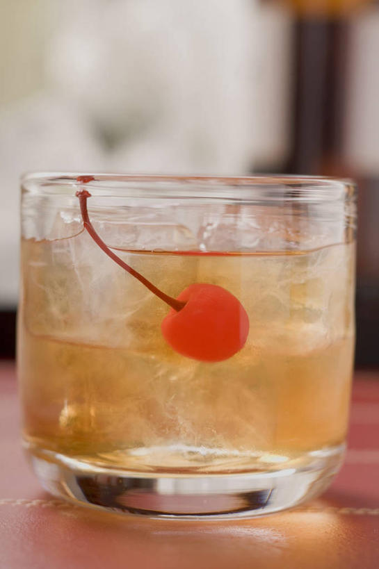 无人,竖图,室内,特写,白天,正面,餐桌,桌子,樱桃,杯子,水果,阴影,朦胧,模糊,新鲜,反射,影子,生食,食品,果实,酒类,一杯,文化,玻璃制品,酒,食物,饮料,一个,红色,水杯,鸡尾酒,调酒,有机食品,绿色食品,单个,餐台,创造,想象,曼哈顿酒,玻璃杯,樱珠,莺桃,英桃,楔桃,牛桃,荆桃,彩图