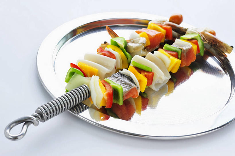 海鲜,无人,横图,俯视,室内,特写,白天,白色背景,餐桌,桌子,辣椒,蔬菜,洋葱,餐具,金属制品,阴影,新鲜,反射,金属,碟子,盘,影子,肉,鱼肉,食品,水产,肉类,海洋生物,食物,一个,红色,盘子,碟,摄影,有机食品,绿色食品,影棚,单个,餐台,玉葱,水生动物,海产品,水生物,肉食,彩椒,海底动物,辣角,红海椒,大椒,辣虎,广椒,圆葱,洋葱头,甜椒,柿子椒,球葱,辣子,海椒,番椒,灯笼椒,葱头,彩图,高角度拍摄,影棚拍摄,拍摄