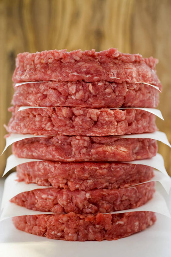 无人,竖图,室内,特写,白天,正面,餐桌,桌子,一堆,许多,阴影,堆叠,堆积,新鲜,反射,木制,包装,包装纸,影子,纸,肉,生食,牛肉,纸张,肉类,红色,木制品,餐台,堆,包装材料,肉食,彩图