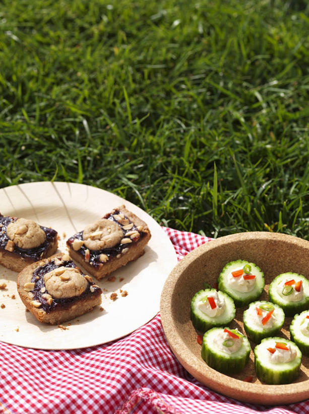 点心,无人,竖图,俯视,室外,白天,草地,草坪,植物,餐桌,桌子,黄瓜,蔬菜,餐具,一堆,许多,阴影,堆叠,堆积,新鲜,光线,木制,布料,碟子,盘,影子,豆类,调料,酱料,酱汁,生食,蔬菜沙拉,佐料,沙拉,食品,甜点,甜品,调味品,调味料,布纹,色拉,酱,沙律,桌布,草,食物,绿色,白色,阳光,盘子,餐巾,木制品,容器,碟,台布,碗,果冻,甜食,零食,花生酱,有机食品,绿色食品,餐台,色拉酱,储藏,堆,储存,千岛酱,啫喱,鹰嘴豆,回鹘豆,桃豆,鸡豆,诺胡提,青瓜,胡瓜,彩图,高角度拍摄,贮存