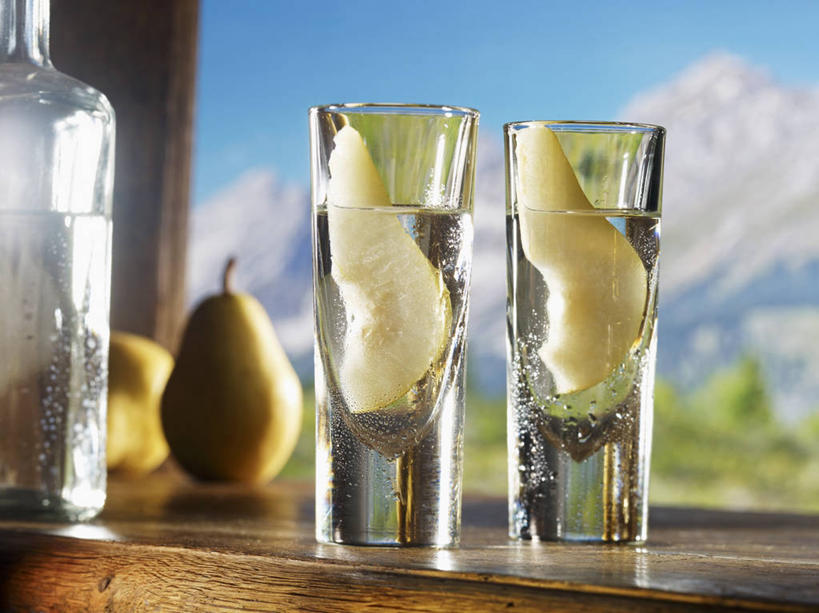 无人,横图,室内,特写,白天,正面,山,雪,雪山,大雪,餐桌,桌子,梨,杯子,水果,阴影,朦胧,模糊,新鲜,反射,木制,影子,冰,积雪,山峰,雪景,冬季,冬天,生食,食品,果实,山峦,酒类,一杯,文化,玻璃制品,酒,食物,饮料,两个,木制品,水杯,香梨,寒冷,有机食品,绿色食品,餐台,冰冷,创造,横截面,剖面,想象,严寒,冰凉,酷寒,凛冽,凛凛,极冷,截面,截面图形,玻璃杯,生梨,彩图