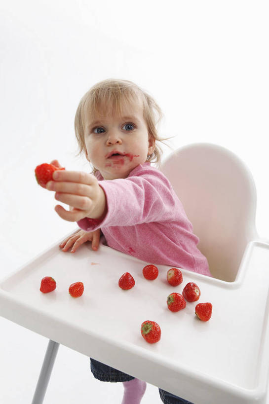 西方人,婴儿,儿童,一个人,坐,吃,竖图,室内,白天,白色背景,正面,纯洁,餐桌,桌子,草莓,浆果,水果,椅子,欧洲,欧洲人,仅一个人,许多,握,阴影,服装,新鲜,反射,影子,生食,食品,果实,注视,休闲装,食物,排列,小孩,衣服,红色,观察,看,休闲,休闲服,可爱,握着,摄影,服饰,活泼,有机食品,绿色食品,影棚,餐台,观看,察看,关注,宝宝,儿童椅,婴儿椅,纯真,烂漫,无邪,摆列,宝宝餐椅,宝宝椅,儿童餐椅,婴儿高脚椅,伶俐,天真,白种人,孩子,洋莓,水果皇后,红莓,地莓,嚼,食,坐着,半身,彩图,影棚拍摄,拍摄,布列,分列