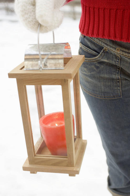 西方人,一个人,栏杆,竖图,俯视,室外,特写,白天,毛衣,雪,大雪,蜡烛,照明,欧洲,欧洲人,仅一个年轻女性,仅一个女性,仅一个人,阴影,服装,裤子,装饰,光线,木制,灯笼,火焰,影子,烛光,积雪,雪景,冬季,冬天,围栏,燃烧,拎,牛仔裤,休闲装,护栏,衣服,红色,木制品,手套,灯具,点燃,休闲,温暖,休闲服,寒冷,服饰,保暖,华丽,照亮,点缀,御寒,照明设备,线衫,衬托,美观,雅致,雅观,严寒,年轻女性,女人,女性,白种人,半身,彩图,高角度拍摄,绒衣,套衫,套头毛衣,线衣,拎着