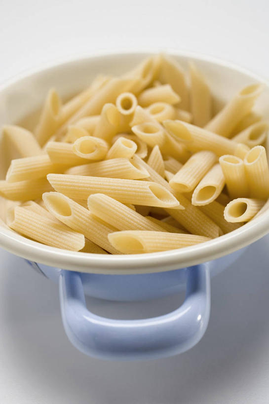 面食,通心粉,无人,竖图,俯视,室内,特写,白天,白色背景,西餐,餐桌,桌子,一堆,许多,阴影,堆叠,堆积,朦胧,模糊,反射,影子,陶瓷,面,通心面,料理,食品,陶瓷制品,食物,一个,黄色,白色,容器,碗,西式,摄影,影棚,单个,餐台,储藏,堆,储存,彩图,高角度拍摄,影棚拍摄,拍摄,贮存