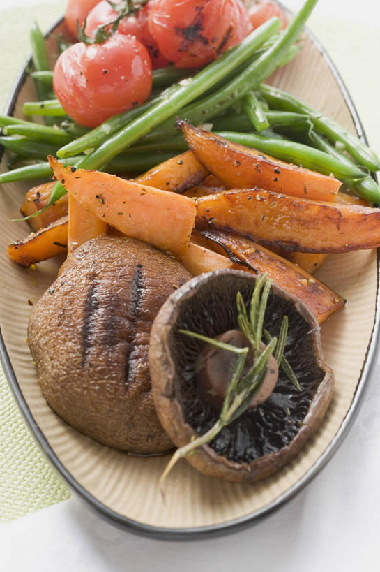 无人,竖图,俯视,室内,特写,白天,白色背景,植物,餐桌,桌子,豆,萝卜,胡萝卜,蔬菜,西红柿,小番茄,餐具,一堆,许多,阴影,堆叠,堆积,新鲜,反射,碟子,盘,影子,豆类,豆子,菌菇,蘑菇,调味,香料,佐料,食品,菌类,食物,一个,红色,盘子,碟,食用菌,摄影,有机食品,绿色食品,影棚,单个,餐台,堆,迷迭香,配料,豆科,海洋之露,作料,青大豆,小西红柿,樱桃小番茄,珍珠小番茄,樱桃番茄,圣女果,青豆,红萝卜,甘荀,番茄,彩图,高角度拍摄,影棚拍摄,拍摄