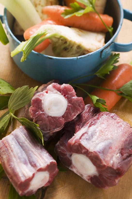 奶酪,无人,竖图,俯视,室内,特写,白天,烹饪,餐桌,桌子,萝卜,胡萝卜,蔬菜,厨具,叶子,一堆,许多,阴影,堆叠,堆积,新鲜,反射,炖锅,锅子,影子,陶瓷,肉,干酪,牛肉,起司,食品,绿叶,陶瓷制品,芝士,营养,锅,肉类,食物,嫩叶,乳酪,有机食品,绿色食品,餐台,锅具,堆,乳制品,发酵,肉食,烹饪用具,叶,叶片,烹调用具,红萝卜,甘荀,烹调,彩图,高角度拍摄