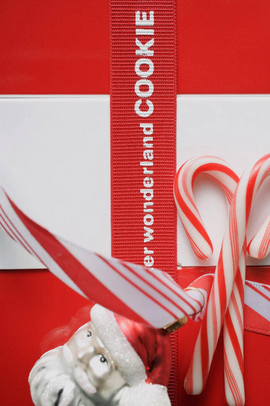 无人,竖图,俯视,室内,特写,白天,礼盒,礼物,雕塑,圣诞节,圣诞老人,阴影,节日,庆祝,艺术,装饰,反射,英文,标志,雕刻,雕像,丝绸,丝带,文字,影子,纸盒,字符,字母,食品,糖,糖果,甜点,甜品,缎带,文化,标识,绸带,盒子,食物,红色,白色,包装盒,礼品盒,工艺品,甜食,庆典,礼品,纪念,英文字母,美术,主题,陈列,硬糖,拐杖糖,功能,美学,彩图,高角度拍摄