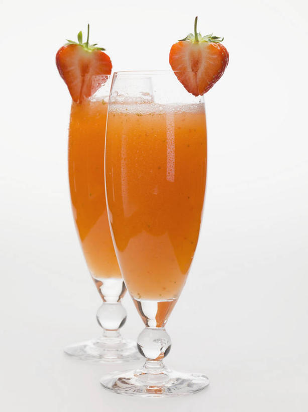 无人,竖图,室内,特写,白天,白色背景,正面,餐桌,桌子,草莓,浆果,杯子,水果,阴影,新鲜,反射,影子,生食,食品,果实,酒类,两杯,文化,玻璃制品,酒,食物,饮料,两个,红色,水杯,鸡尾酒,调酒,摄影,有机食品,绿色食品,影棚,餐台,创造,横截面,剖面,想象,截面,截面图形,玻璃杯,洋莓,水果皇后,红莓,地莓,彩图,影棚拍摄,拍摄