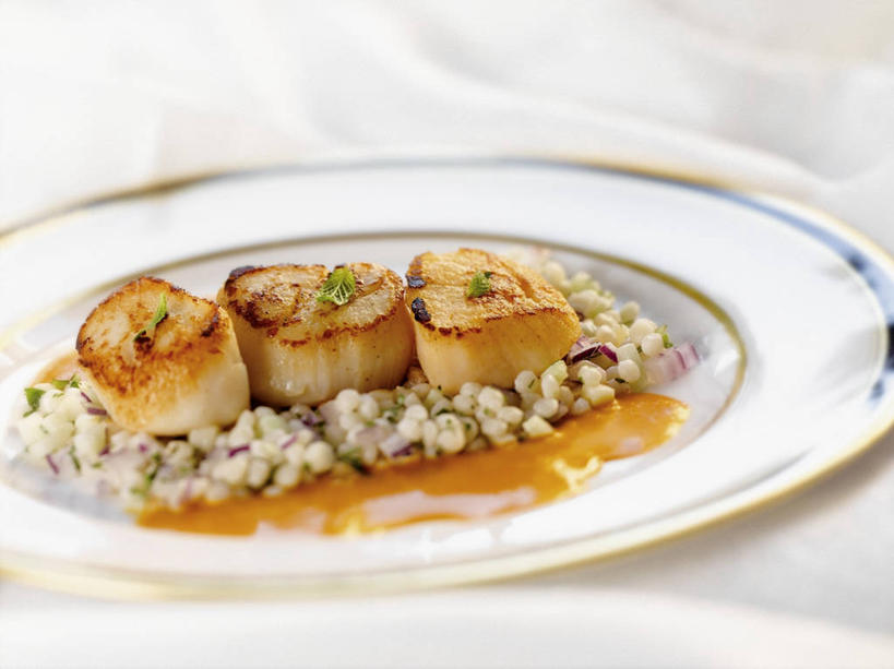 海鲜,面食,通心粉,无人,横图,俯视,室内,特写,白天,西餐,餐桌,桌子,餐具,阴影,朦胧,模糊,反射,布料,碟子,盘,影子,调料,酱料,酱汁,面,通心面,佐料,料理,食品,调味品,扇贝,调味料,布纹,水产,酱,海洋生物,桌布,食物,一个,盘子,餐巾,碟,台布,西式,单个,餐台,海扇,水生动物,海产品,水生物,海底动物,彩图,高角度拍摄