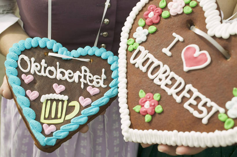 点心,西方人,手,一个人,捧,横图,俯视,室外,特写,白天,民族服装,爱情,杯子,欧洲,欧洲人,双手,仅一个年轻女性,仅一个女性,仅一个人,阴影,爱心,朦胧,模糊,反射,英文,标志,文字,影子,字符,字母,食品,甜点,浪漫,标识,玻璃制品,食物,糕点,酒杯,啤酒杯,饼干,甜食,零食,温暖,温馨,心形,手部,恩爱,英文字母,和睦,姜饼,德式姜饼,年轻女性,女人,女性,白种人,心型,玻璃杯,端,端着,捧着,手捧,半身,彩图,高角度拍摄,传统服装,民俗服,融洽