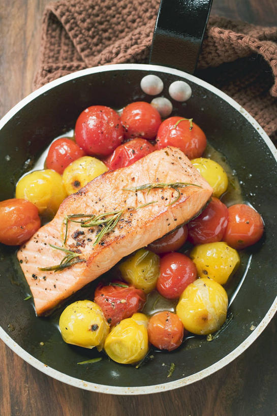 三文鱼,无人,竖图,俯视,室内,特写,白天,烹饪,西餐,餐桌,桌子,鲑鱼,蔬菜,西红柿,小番茄,一堆,许多,阴影,堆叠,堆积,新鲜,反射,木制,布料,影子,陶瓷,调味,肉,香料,鱼肉,佐料,料理,食品,陶瓷制品,布纹,菜肴,美食,肉类,桌布,食物,一个,红色,餐巾,木制品,容器,台布,碗,西式,佳肴,有机食品,绿色食品,单个,餐台,储藏,堆,大马哈鱼,配料,储存,肉食,撒蒙鱼,萨门鱼,冰海之皇,鲑,作料,马哈鱼,麻哈鱼,大麻哈鱼,小西红柿,樱桃小番茄,珍珠小番茄,樱桃番茄,圣女果,番茄,彩图,高角度拍摄,贮存