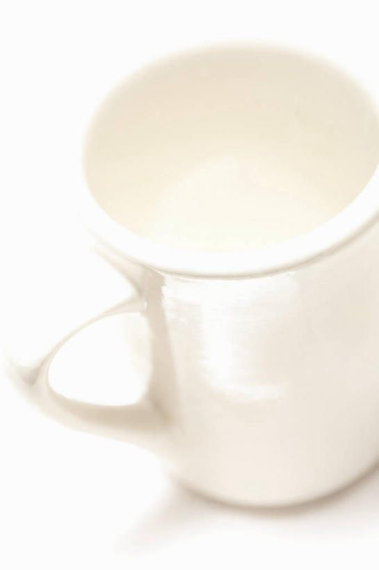 无人,竖图,俯视,室内,特写,白天,白色背景,餐桌,桌子,静物,杯子,阴影,朦胧,模糊,反射,瓷器,影子,咖啡杯,陶瓷制品,一个,白色,摄影,影棚,单个,餐台,瓷杯,彩图,高角度拍摄,影棚拍摄,拍摄