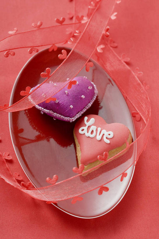 点心,无人,竖图,俯视,室内,特写,白天,爱情,餐桌,桌子,阴影,红色背景,爱心,装饰,反射,丝绸,丝带,影子,食品,缎带,曲奇,浪漫,绸带,食物,两个,红色,饼干,零食,温暖,温馨,心形,恩爱,摄影,影棚,餐台,华丽,修饰,点缀,和睦,曲奇饼,曲奇饼干,衬托,美观,雅致,雅观,心型,彩图,高角度拍摄,影棚拍摄,拍摄,融洽