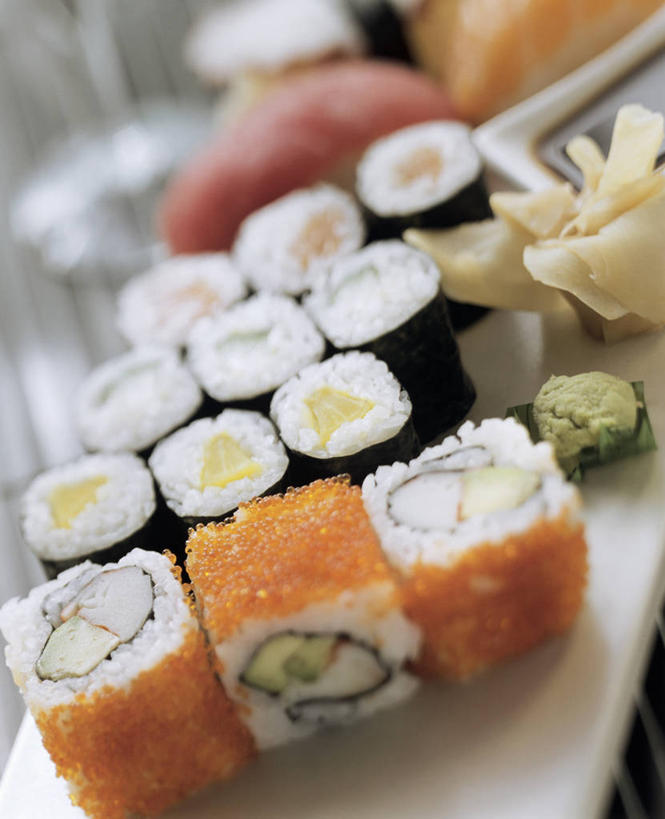 米饭,三文鱼,寿司,无人,竖图,俯视,室内,特写,白天,烹饪,餐桌,桌子,鲑鱼,黄瓜,蔬菜,餐具,一排,许多,阴影,朦胧,模糊,新鲜,整齐,反射,碟子,盘,影子,肉,鱼肉,日本料理,料理,食品,饭,菜肴,美食,肉类,食物,排列,一个,白色,盘子,碟,日式料理,日式,佳肴,有机食品,绿色食品,单个,餐台,大马哈鱼,五谷,队列,醋饭,肉食,撒蒙鱼,萨门鱼,冰海之皇,鲑,马哈鱼,麻哈鱼,大麻哈鱼,四喜饭,青瓜,胡瓜,彩图,高角度拍摄