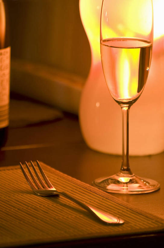 葡萄酒,无人,竖图,俯视,室内,特写,白天,奢侈,快乐,餐桌,桌子,杯子,餐具,一把,阴影,朦胧,模糊,光线,叉子,高脚杯,影子,灯光,一杯,浪漫,玻璃制品,酒,饮料,酒杯,香槟,诱惑,餐台,香槟杯,餐叉,气泡酒,起泡酒,汽酒,玻璃杯,进餐用具,彩图,高角度拍摄,高兴,欢笑