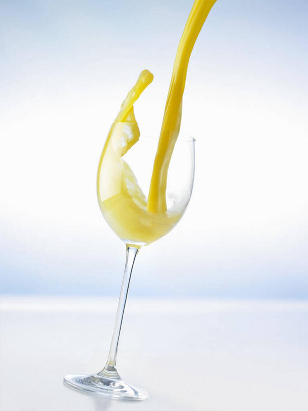 果汁,无人,竖图,室内,特写,白天,正面,水,餐桌,桌子,柑橘,杯子,倒,阴影,飞溅,蓝色背景,溅,反射,液体,影子,水滴,橙汁,饮品,玻璃制品,水珠,饮料,一个,水杯,摄影,影棚,单个,餐台,可口,喷洒,适口,玻璃杯,橘子,桔子,橙子,橙,彩图,影棚拍摄,拍摄