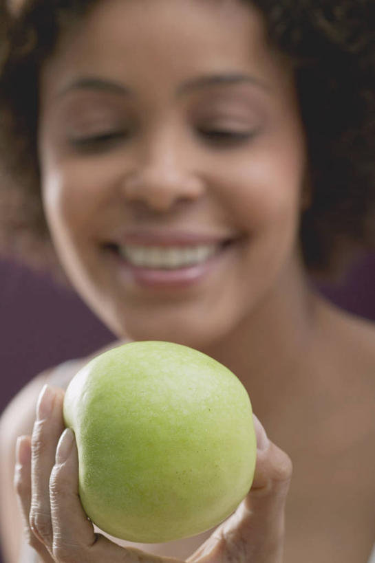 西方人,脸,头,脸颊,手,一个人,站,笑,微笑,露齿笑,竖图,室内,特写,白天,正面,苹果,水果,欧洲,欧洲人,仅一个年轻女性,仅一个女性,仅一个人,握,阴影,紫色背景,朦胧,模糊,新鲜,反射,影子,生食,食品,果实,注视,肩膀,食物,一个,青苹果,观察,看,站着,手部,握着,摄影,有机食品,绿色食品,影棚,单个,观看,单手,察看,关注,年轻女性,女人,女性,白种人,头部,脸部,脸蛋,面部,站立,半身,彩图,影棚拍摄,拍摄