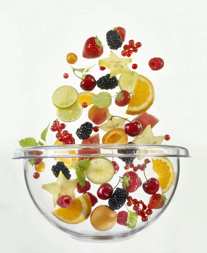 无人,竖图,俯视,室内,特写,白天,白色背景,餐桌,桌子,草莓,柑橘,浆果,蓝莓,樱桃,餐具,水果,玻璃,一把,一堆,许多,阴影,堆叠,堆积,新鲜,反射,叉子,影子,生食,食品,果实,玻璃制品,食物,红色,容器,碗,摄影,有机食品,绿色食品,影棚,餐台,储藏,堆,储存,横截面,剖面,餐叉,截面,截面图形,进餐用具,樱珠,莺桃,英桃,洋莓,楔桃,水果皇后,山都柿,牛桃,蓝浆果,蓝靛果,橘子,桔子,荆桃,红莓,地莓,橙子,橙,彩图,高角度拍摄,影棚拍摄,拍摄,贮存