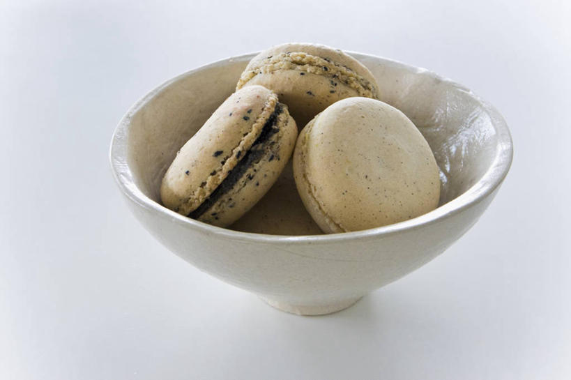 点心,无人,横图,俯视,室内,特写,白天,白色背景,餐桌,桌子,一堆,阴影,堆叠,堆积,反射,影子,陶瓷,芝麻,食品,甜点,甜品,陶瓷制品,食物,糕点,一个,白色,容器,碗,甜食,四个,摄影,影棚,单个,餐台,储藏,堆,储存,脂麻,胡麻,白麻,巨胜子,油麻,马卡龙,玛卡龙,杏仁小圆饼,彩图,高角度拍摄,影棚拍摄,拍摄,贮存