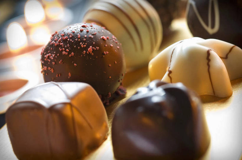 无人,横图,俯视,室内,特写,白天,餐桌,桌子,一排,许多,阴影,朦胧,模糊,整齐,反射,影子,食品,糖,糖果,甜点,甜品,松露巧克力,白巧克力,食物,排列,甜食,巧克力,餐台,朱古力,队列,彩图,高角度拍摄