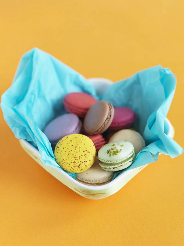 点心,无人,竖图,俯视,彩色,室内,特写,白天,餐桌,桌子,餐具,一堆,许多,阴影,堆叠,堆积,黄色背景,反射,布料,碟子,盘,影子,食品,甜点,甜品,布纹,桌布,食物,糕点,一个,蓝色,白色,盘子,餐巾,碟,台布,甜食,摄影,影棚,单个,餐台,堆,马卡龙,玛卡龙,杏仁小圆饼,彩图,高角度拍摄,影棚拍摄,拍摄