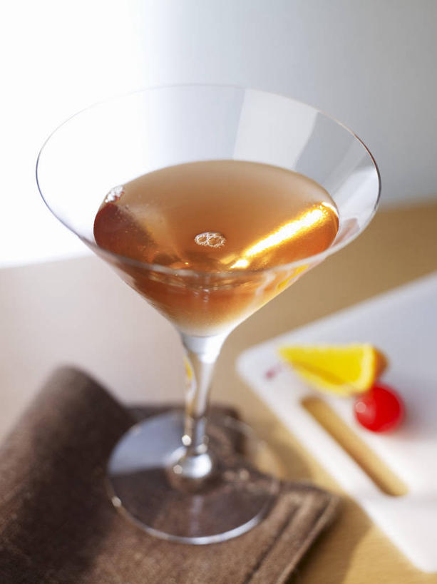 无人,竖图,俯视,室内,特写,白天,餐桌,桌子,菠萝,樱桃,杯子,水果,阴影,朦胧,模糊,新鲜,反射,布料,高脚杯,影子,生食,食品,果实,案板,伏特加,酒类,一杯,布纹,文化,玻璃制品,酒,砧板,桌布,食物,饮料,两个,一个,白色,餐巾,酒杯,台布,鸡尾酒,调酒,有机食品,绿色食品,单个,餐台,创造,想象,鸡尾酒杯,玻璃杯,樱珠,莺桃,英桃,楔桃,牛桃,荆桃,凤梨,彩图,高角度拍摄