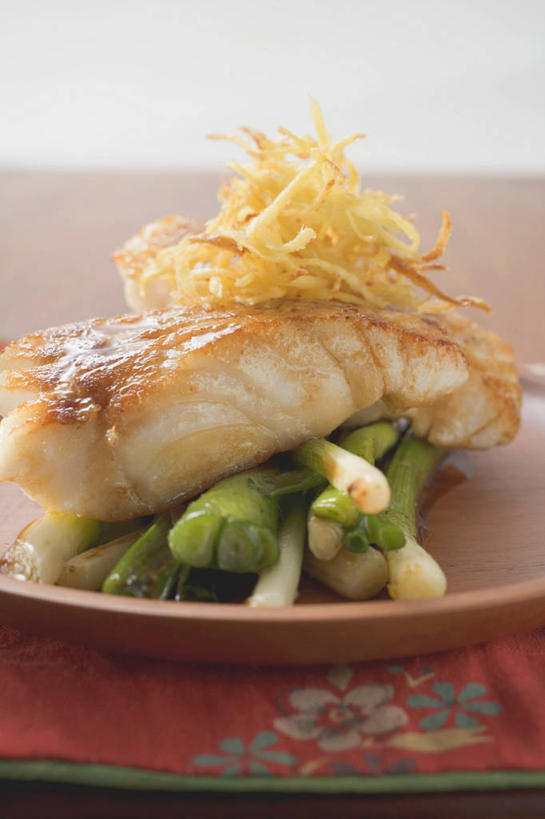 无人,竖图,俯视,室内,特写,白天,烹饪,西餐,餐桌,桌子,蔬菜,洋葱,餐具,一堆,阴影,堆叠,堆积,新鲜,反射,碟子,盘,影子,肉,鱼肉,料理,食品,菜肴,美食,肉类,食物,一个,盘子,碟,西式,佳肴,有机食品,绿色食品,单个,餐台,堆,玉葱,肉食,圆葱,洋葱头,球葱,葱头,彩图,高角度拍摄