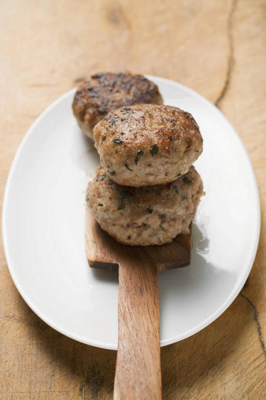 无人,竖图,俯视,室内,特写,白天,烹饪,西餐,餐桌,桌子,餐具,一把,阴影,反射,木制,铲子,碟子,盘,影子,肉,汉堡,料理,食品,菜肴,美食,肉类,食物,三个,一个,白色,盘子,木制品,碟,快餐,西式,佳肴,单个,餐台,肉食,西式快餐,垃圾食品,彩图,高角度拍摄