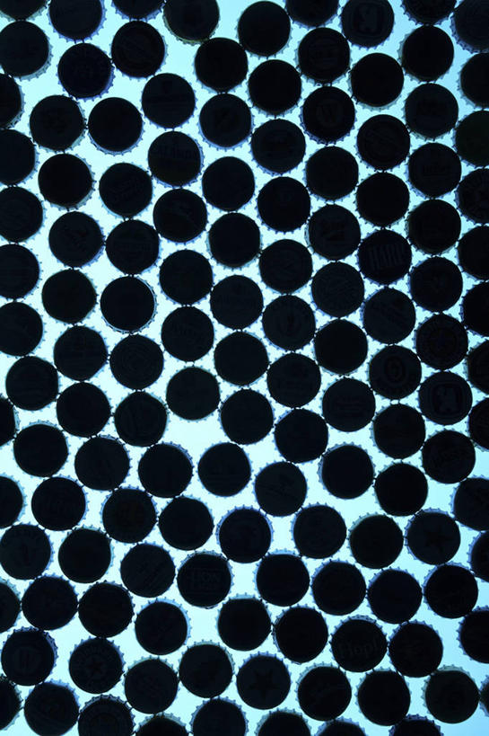 无人,竖图,俯视,室内,特写,白天,餐桌,桌子,静物,一排,许多,阴影,整齐,并列,并排,反射,木制,影子,排列,木制品,瓶塞,摄影,影棚,餐台,保存,队列,密封,平行,彩图,高角度拍摄,影棚拍摄,拍摄