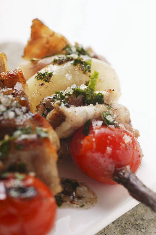 无人,竖图,俯视,室内,特写,白天,餐桌,桌子,蔬菜,西红柿,小番茄,餐具,阴影,朦胧,模糊,新鲜,反射,碟子,盘,影子,调味,肉,香料,佐料,食品,猪肉,肉类,竹签,食物,红色,白色,盘子,碟,有机食品,绿色食品,餐台,配料,五花肉,肉食,豚肉,取食签,作料,肋条肉,三层肉,小西红柿,樱桃小番茄,珍珠小番茄,樱桃番茄,圣女果,番茄,彩图,高角度拍摄