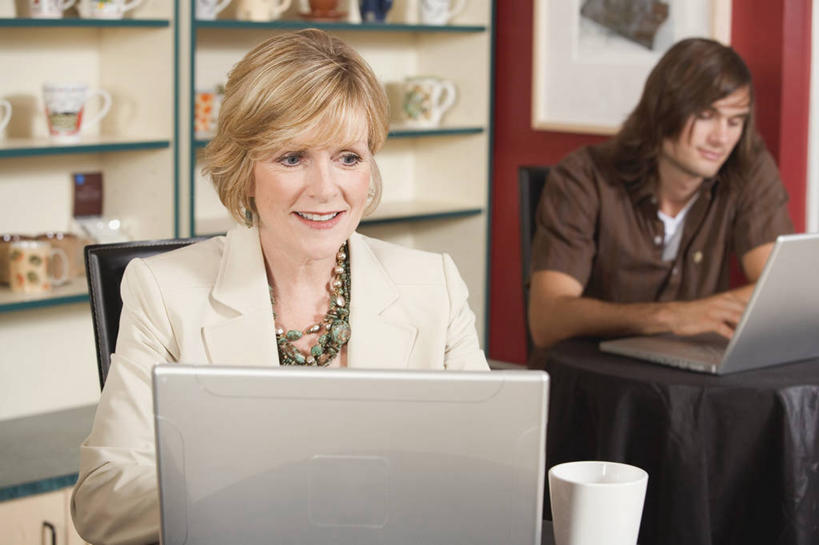 西方人,两个人,商务人士,商务女性,餐厅,坐,笑,微笑,露齿笑,横图,室内,白天,正面,电脑,笔记本电脑,餐桌,桌子,杯子,项链,欧洲,欧洲人,一排,许多,敲打,阴影,套装,整齐,反射,网络,瓷器,影子,墙,咖啡杯,陶瓷制品,置物架,注视,输入,通讯设备,顾客,架子,墙壁,墙面,装饰品,排列,饰品,首饰,打字,观察,看,餐台,观看,点击,敲击,两台,察看,无线,队列,关注,瓷杯,通信设备,商务装,无线网络,陈列架,无线上网,便携式电脑,工薪阶层,搁架,主顾,按键,手提电脑,男人,男性,年轻男性,年轻女性,女人,女性,白种人,白领,上班族,坐着,半身,彩图,餐馆,饭店,饭馆