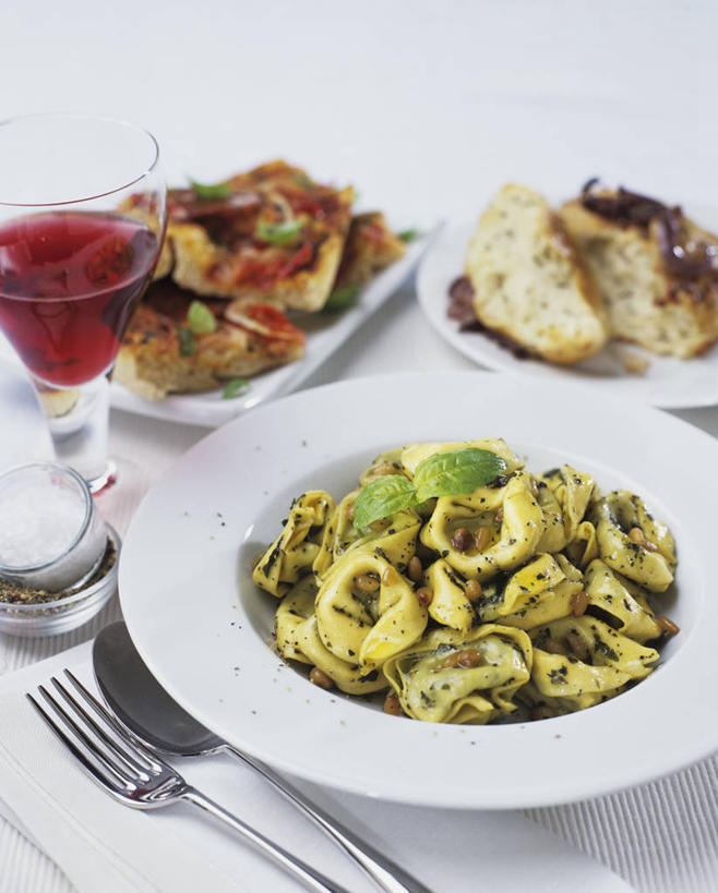 点心,面包,面食,面条,意大利面,红酒,葡萄酒,无人,竖图,俯视,室内,特写,白天,白色背景,西餐,餐桌,桌子,杯子,餐具,一堆,许多,阴影,堆叠,堆积,反射,叉子,刀叉,刀子,高脚杯,影子,陶瓷,调味,面,香料,佐料,料理,食品,面点,陶瓷制品,红酒杯,酒类,一杯,松子,松子仁,玻璃制品,酒,食物,糕点,饮料,酒杯,容器,碗,红葡萄酒,西式,摄影,影棚,餐台,储藏,堆,配料,松仁,葡萄酒杯,储存,餐刀,餐叉,作料,松籽仁,玻璃杯,进餐用具,彩图,高角度拍摄,影棚拍摄,拍摄,贮存