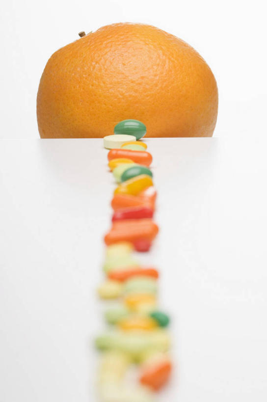 无人,竖图,俯视,彩色,室内,特写,白天,白色背景,安全,餐桌,桌子,柑橘,水果,一排,许多,阴影,朦胧,模糊,新鲜,整齐,反射,药剂,药丸,影子,生食,食品,果实,防护,药片,食物,排列,药品,橙色,治疗,摄影,有机食品,绿色食品,影棚,餐台,保护,药物,医疗,队列,保险,预防,横截面,剖面,截面,截面图形,平安,橘子,桔子,橙子,橙,彩图,高角度拍摄,影棚拍摄,拍摄